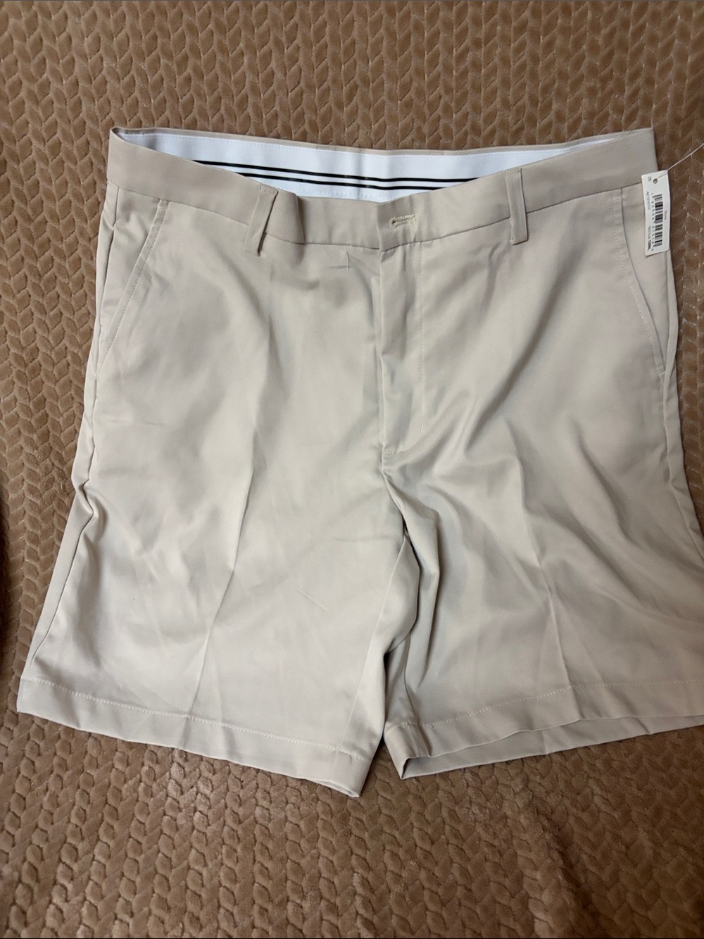 Mens Amazon Essentials Kaki shorts 9” size 36 New with tags